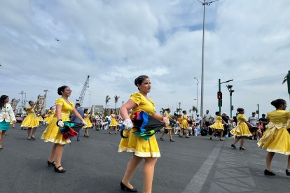 Desfile cívico-estudiantil en Manta, este 4 de noviembre.