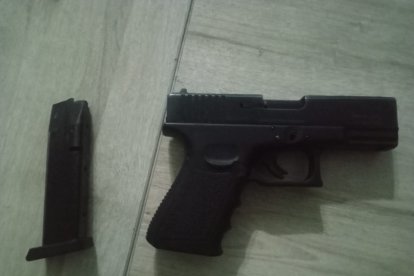 A los implicados se les encontró una pistola.