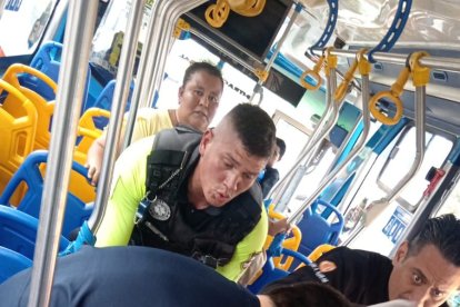 El momento en que la mujer es ayudada en el bus.