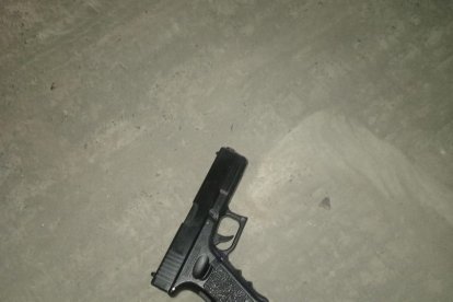 Un arma de fuego encontraron como evidencia.