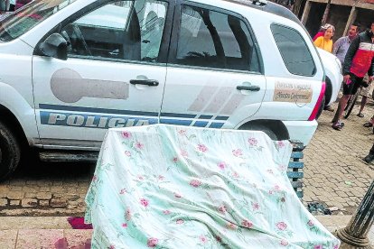 El cuerpo sin vida de Marcos fue cubierto con una sábana para ocultar sus heridas.