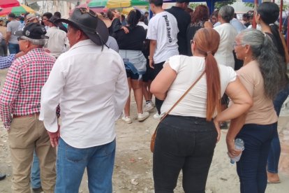 Personas observan el asesinato de Marcos.