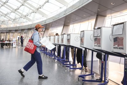 Una mujer acude a depositar su voto en una mesa electoral de Nueva York.