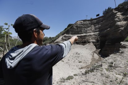 Carlos Guamanzara indica la filtración de agua en la quebrada.