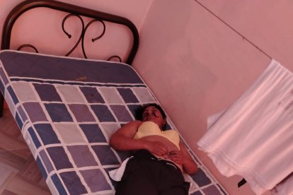 La chica estaba sin vida sobre una cama dentro de una vivienda.