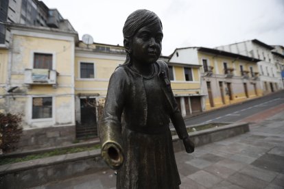 Las estatuas de la plaza han sido vandalizadas.