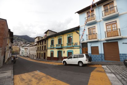 La calle José de Antepara luce vacía durante los apagones.