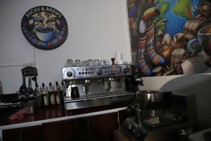 Las máquinas funcionan con luz eléctrica.