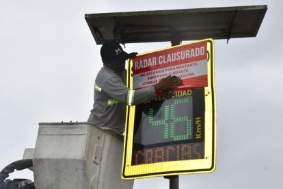 Se están colocando sellos de clausura en los fotorradares inhabilitados.