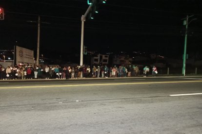 Ambateños esperaban los restos del padre Enrique Arcos.