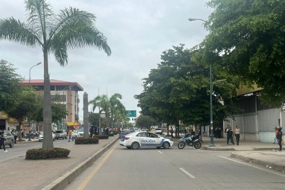 Personal de Criminalística recogió 14 indicios balísticos en la escena.