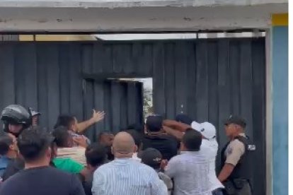 El día de las elecciones hubo disturbios en la puerta del reciento de los sufragios.