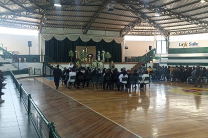 La gente llegó al coliseo de la Unidad Educativa La Salle para despedir al padre.
