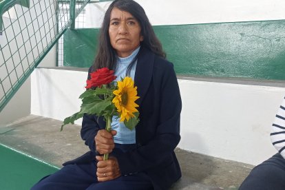 Cristina Sarmiento llegó con una rosa y un girasol. Lloró al recordar al padrecito.