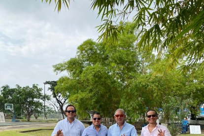 Carlos Luis Torres (segundo de izquierda a derecha) ofreció ayuda a José Pileggi en Emelec