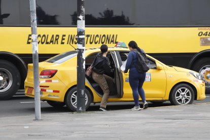 Operadoras  ‘enganchan’ a los clientes para embarcarlos a las unidades.