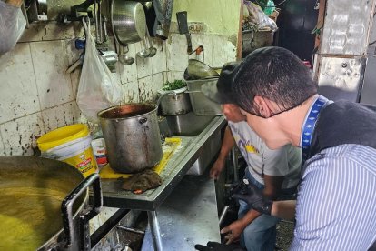 En uno de los negocios clausurados, la cocina del mismo fue encontrada en condiciones sanitarias deplorables.