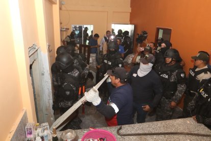 Una casa tenía una puerta reforzada que conducía a la pared de una casa contigua.