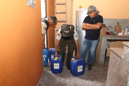 En una de las viviendas se incautó 10 canecas de combustible.