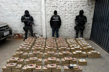 En la madrugada, en el chasis de un carro encontraron decenas de paquetes de droga.