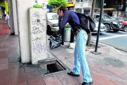 En Víctor Manuel Rendón y Rumichaca varios peatones han caído en los huecos.