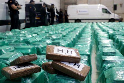 La droga estaba embalada en bloques tipo ladrillo, con las iniciales