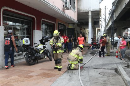 Bomberos llegaron a limpiar la zona donde hubo un crimen.