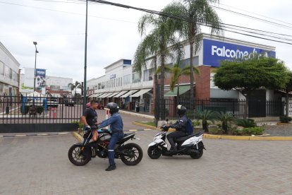 Las personas van a trabajar con preocupación y miedo.