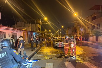 La Policía acordonó la zona para buscar indicios por el incendio del carro, donde había una víctima.