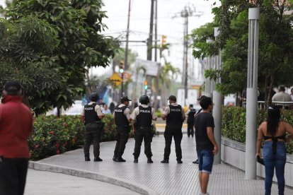 Un violento robo se cometió en un centro comercial del norte de Guayaquil.