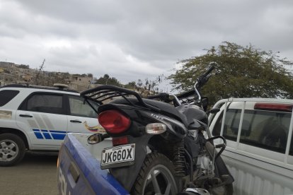 La moto donde se movilizaban las víctimas fue llevada a la dependencia policial.