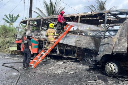Un bus llevó la peor parte de un accidente de tránsito en Quinindé.