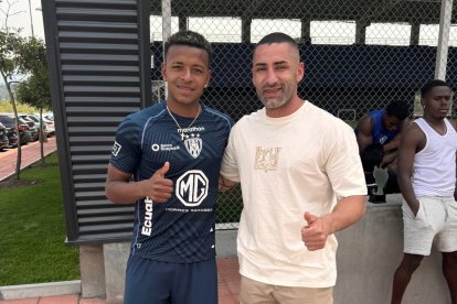 Christian Núñez (d), en una de sus más recientes visitas a Idependiente del Valle.