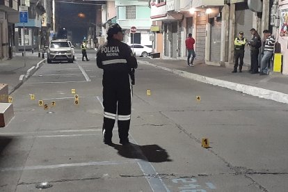 Tres personas resultaron heridas, pero una falleció en el hospital.