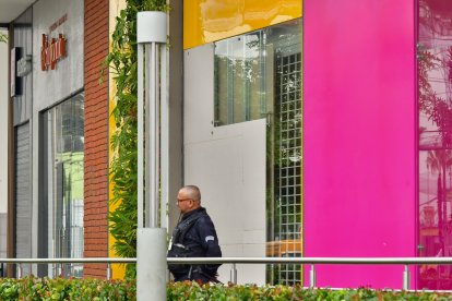 El local que resultó con el vidrio quebrado este sábado tenía planchas de gypsum, como arreglo temporal