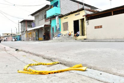 Cerca de la casa quedó la cinta de acordonamiento policial.