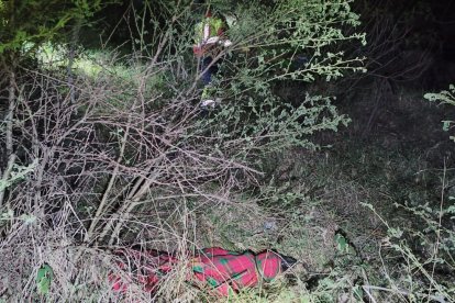 Ambos cadáveres fueron a parar al fondo de la quebrada en Quito.