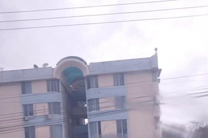 Ciudadanos recogieron el dinero tirado.