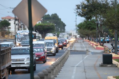 La fila de vehículos que José Luis pedía que atendieran en vez de retener a otros automotores.