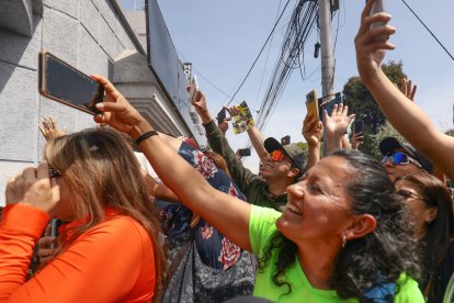 Cerca de un centenar de personas particulares se agolparon para ver el ingreso del ciclista olímpico.