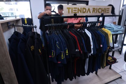 La marca de la Locomotora del Carchi crece con gorras, jersey y diversos implementos en la Richie Store.