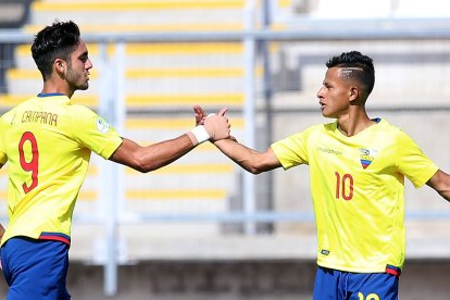 Jordan Rezabala (d) celebra un gol junto a Leonardo Campana en el Sudamericano Sub-20 en que quedaron campeones