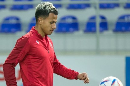 Jordan Rezabala en el calentamiento previo de un partido de Sumgayit de la liga premier de Azerbaiyán