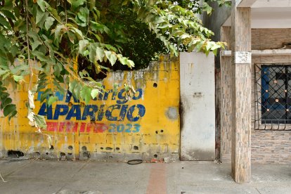 Solar solar sí tiene pared de fachada, pero la puerta prácticamente no tiene seguridad.