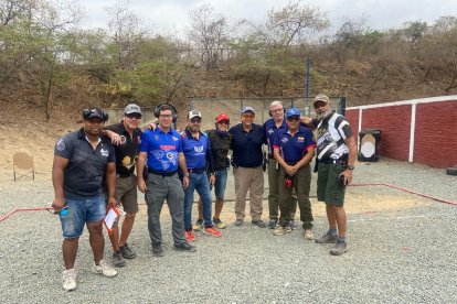 La delegación de Tiro práctico de Ecuador para Argentina es amplia.