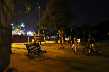 El parque de Puerto Lisa también se llena en las noches.
