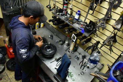 El mecánico debe desarmar por completo el servofreno para poder repararlo.