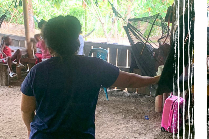 En una construcción frágil, con piso de tierra sueñan con un futuro mejor.