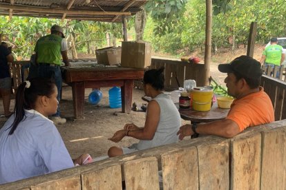 En el recinto Las Minas, parroquia San Mateo, una familia pide atención.