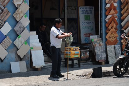 Vecinos reutilizaron el agua para limpiar sus negocios, hasta que vuelva el servicio.
